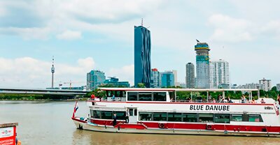 Entdecke Wien vom Wasser aus und genieße den Blick auf die Highlights entlang des Donaukanals bei einer 1-stündigen Bootsfahrt. Wechsle zwischen dem historischen Wien mit seinen schönen alten Gebäuden und den neuen, trendigen Szenevierteln der Stadt.