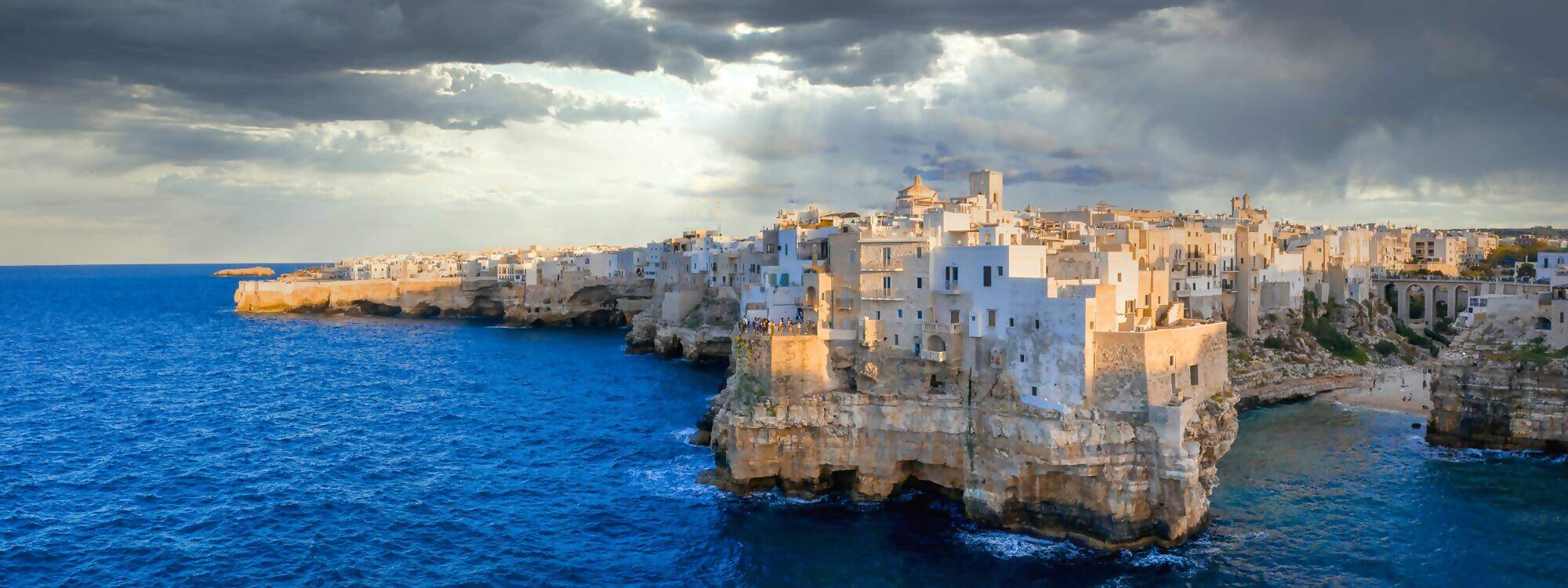 Polignano a Mare unter stuermischen Himmel in italien